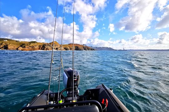 La rade de Brest un un endroit bien abrité qui permet de sortir malgré le vent soutenu.