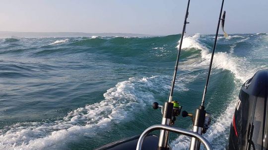 Exemple de situation où le vent et le courant opposés rendent la navigation difficile.