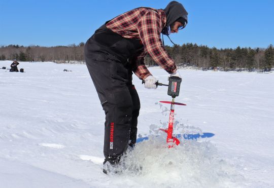 La tarière, l'outil indispensable de la pêche sur glace