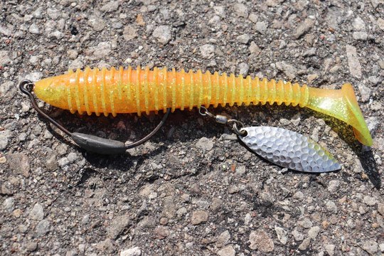 Leurre souple monté en texan, accompagné d'une palette.