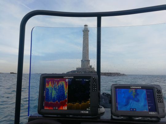 La zone du phare est excellente à prospecter. De gros poissons s'y cachent à l'abri du courant.
