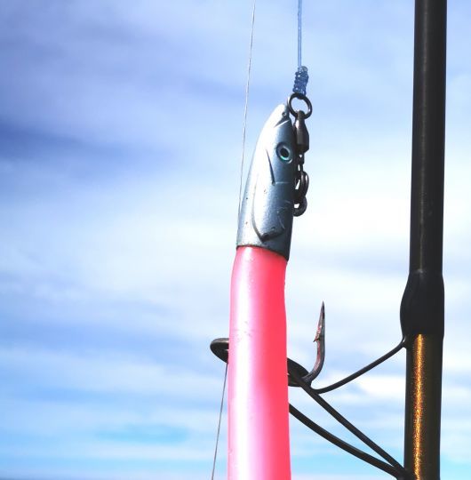 Pour les leurres durs ou ici pour la pêche du thon rouge au leurre souple, je place un émérillon rolling devant l'anneau brisé.