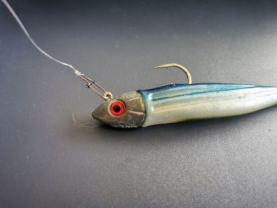 Sur des leurre, comme ici un Speed Slim ne Delalande avec une tête en 20 grammes, l'agrafe le modifie pas la nage du leurre.