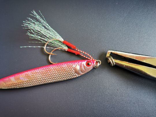 L'inconvénient majeur de cette méthode est de devoir employer une pince à anneau brisé à chaque changement de leurre.