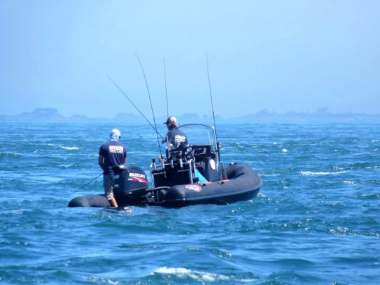 Malgré l'absence de vent, le courant suffit à lui seul pour agiter la mer.