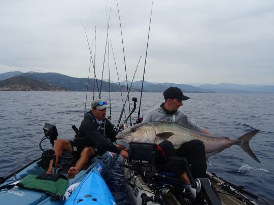 Ajouter 35 kg au kayak nécessite un peu d'aide !