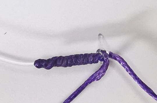 Pour couper la tresse facilement, tendez la au préalable.