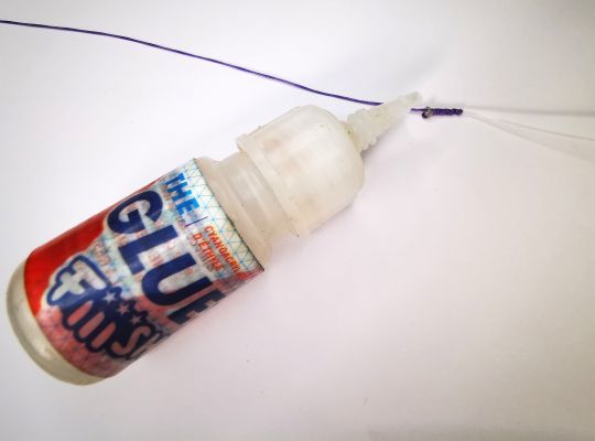 Pour assurer le tout, un petit point de colle terminera parfaitement le nœud.