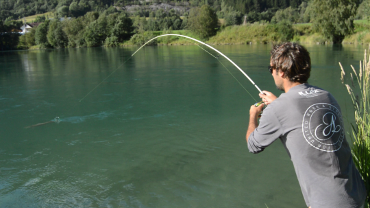 Sur les gros poissons, une combinaison tresse/fluorocarbone est idéale!