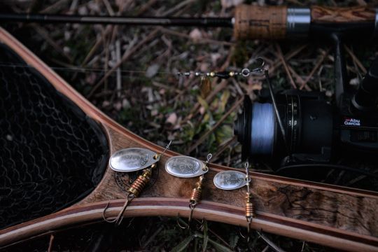différentes tailles de cuillers tournantes pour la truite