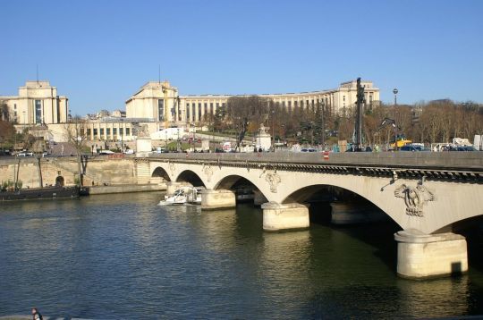 Le spiles de pont créent des déviations de courant et une zone de calme permettant de concentrer de nombreux poissons. 