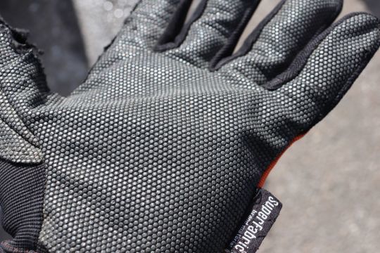 Le gant protège l'intérieur de la main.