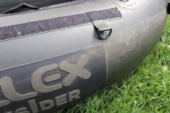 Un float-tube accumule les saletés.