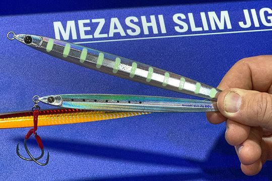 Le Mezashi Slim Jig recto-verso avec son armement en hameçon Mustad