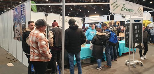 Du monde sur le stand de Bricoleurre