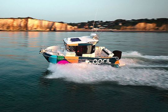 Un bateau à cabine tout équipé pour le confort des pêcheurs