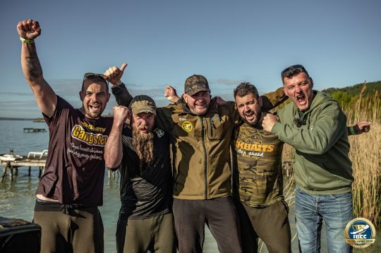 El equipo ganador con Rob Hughes, tres veces campeón del mundo de pesca de carpas