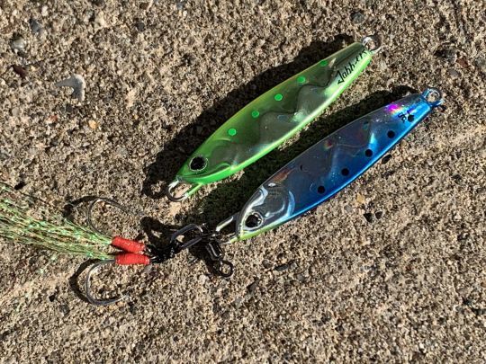 Les metal jigs descendent vite en profondeur. 