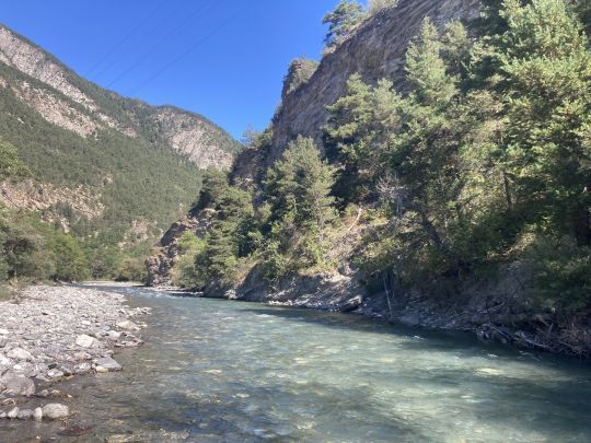 L'Ubaye au niveau de Jausiers offre de jolis parcours pour la pêche à la mouche