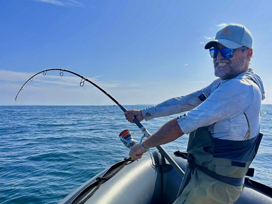 Pablo, lors de sa venue afin de présenter sa gamme de leurres aux thons rouges Normands.