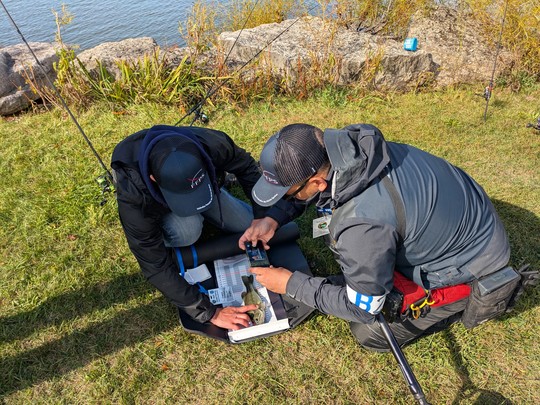 Mesure d'un premier black-bass à grande bouche pour Jeremy et Tom