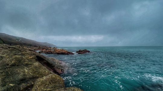 Pêcher à l'abris de falaises permet de ne pas être gêner par le vent.