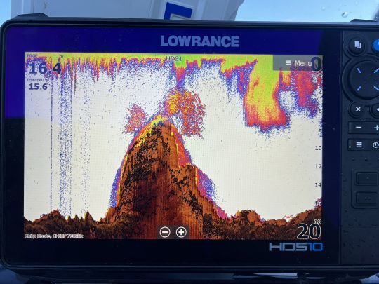 Sur un tel spot, sans l'aide du sondeur, le risque de croche est très élevé. Regarder le sondeur pendant que je pêche me permet d'anticiper le relief du fond et d'adapter ma profondeur de pêche.