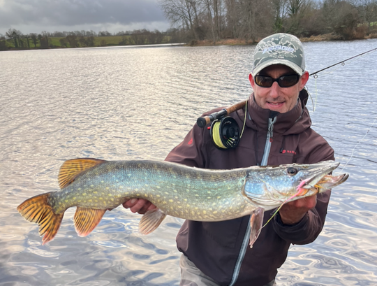 Les brochets apprécient beaucoup les mouches qui se désaxent sur le côté.