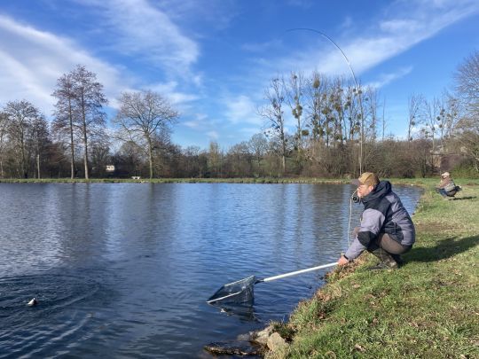 Kévin qui va bientôt mettre une de ces truites à l'épuisette. L'imitation d'oeuf aura bien fonctionné pour lui.