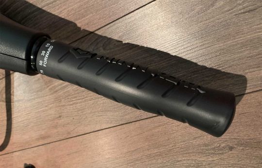 La poignée n'est pas facile d'accès sur un float-tube.