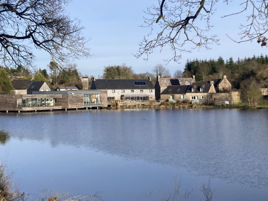Le réservoir de l'Etang Neuf avec ses aménagements et sa salle "pêche" est un lieu idéal pour l'organisation d'évènements comme cette Masterclass
