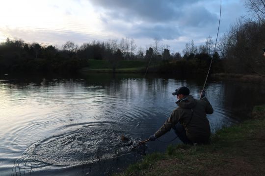 La pêche au chiro est une pêche fine très intéressante. Ici l'auteur au fer avec une belle truite prise sur un chiro émergent.
