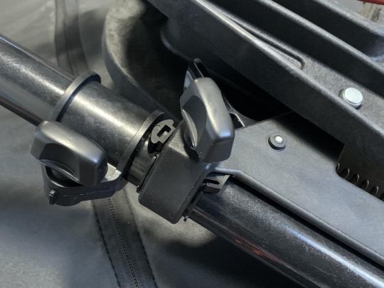 Une molette permet de changer le sens de la fixation.