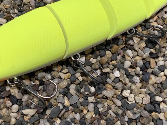 Il est armé de 3 hameçons triples.