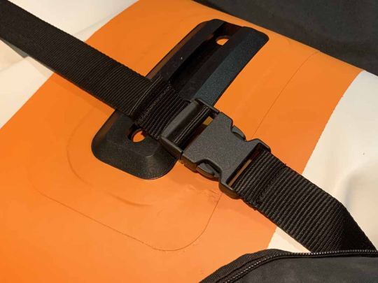 Une sangle retient la charge.