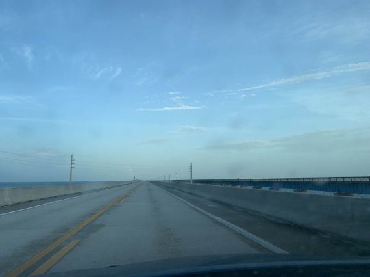 Le 7 miles bridge est un pont de 11 kilomètres.