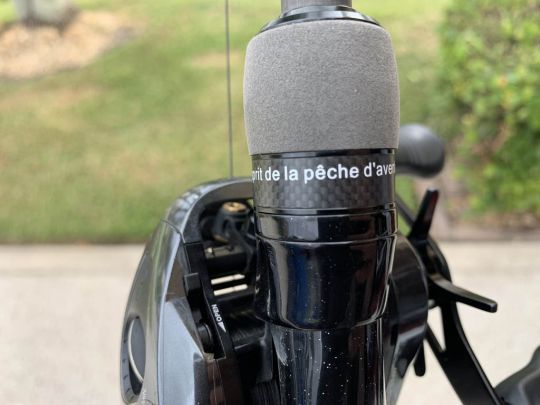 Les inscriptions sont en français.