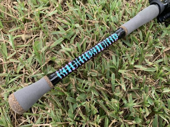 La poignée est classique, et bien agréable en main.