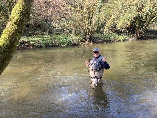 Des participants très assidus et heureux de profiter de ce genre d'évènement en Bretagne. Manu au fer avec une truite bretonne de l'Odet.