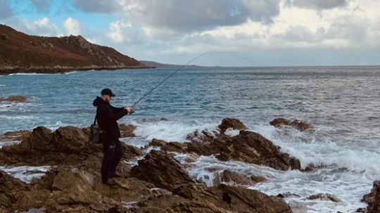 Pêcher avec la marée descendante présente l'avantage de ne pas risquer de se faire encercler par le flot. Cela est bien plus sécurisant lorsque l'on ne connaît pas le secteur.