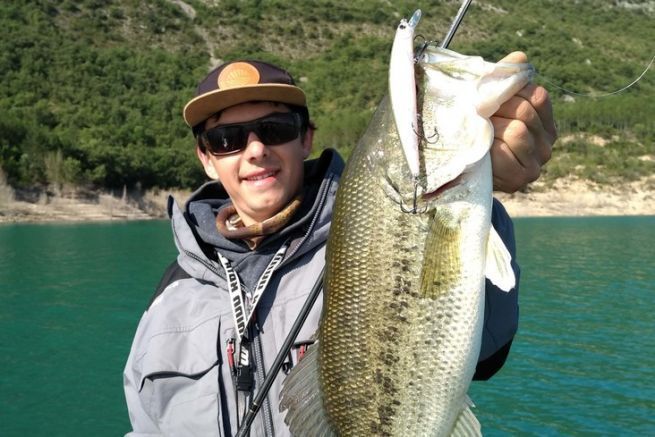 Gestire bene lo slackline per la pesca del black-bass con i minnows jerkbait