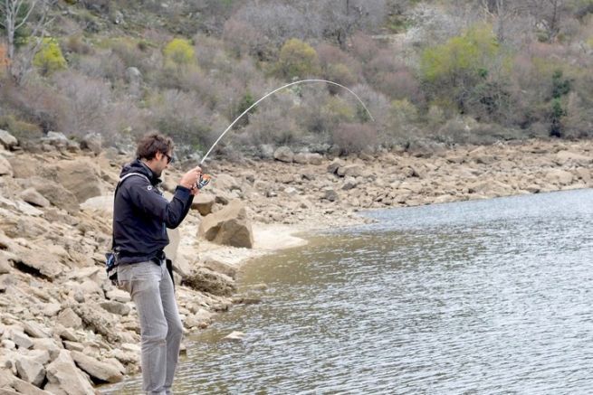 L'attrezzatura ideale per la pesca alla trota con esche artificiali nei bacini artificiali