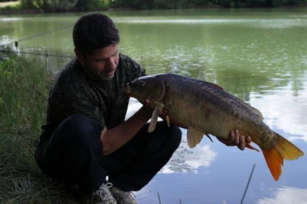 Un bel pesce catturato durante una pesca veloce con due canne