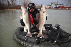 La pesca verticale è molto efficace per i walleye canadesi.