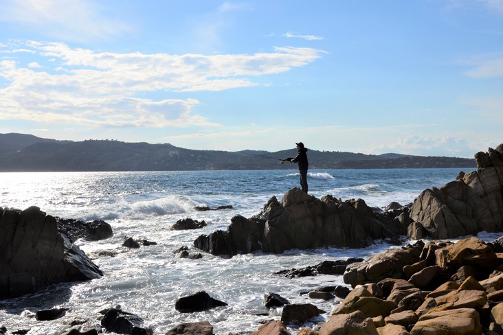 La pesca in mare sulla costa del Var, un grande parco giochi