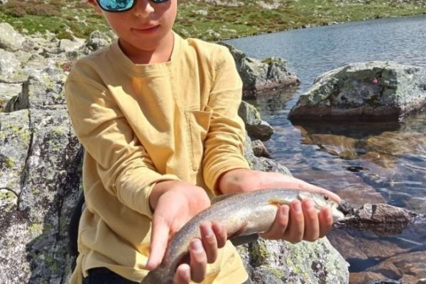 Pesca tipica del salmerino alpino con esche artificiali nei laghi di montagna