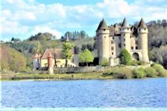 Il lago di Bort-les-Orgues e il castello di Val
