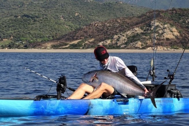 Pesca di pesci grandi in kayak, sicurezza per le sensazioni