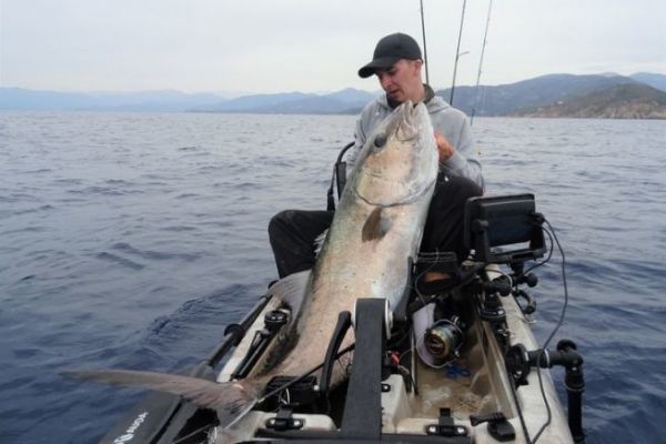 Consigli su come pescare efficacemente grandi pesci in kayak