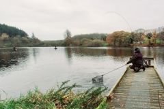 Gara amichevole di pesca a mosca nel bacino dell'Etang Neuf in Bretagna